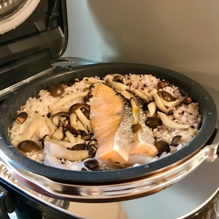 5.5合炊き炊飯器で鮭とキノコのもち麦ごはん
